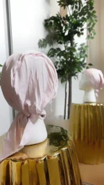 Visuel bonnet satiné rose clair
