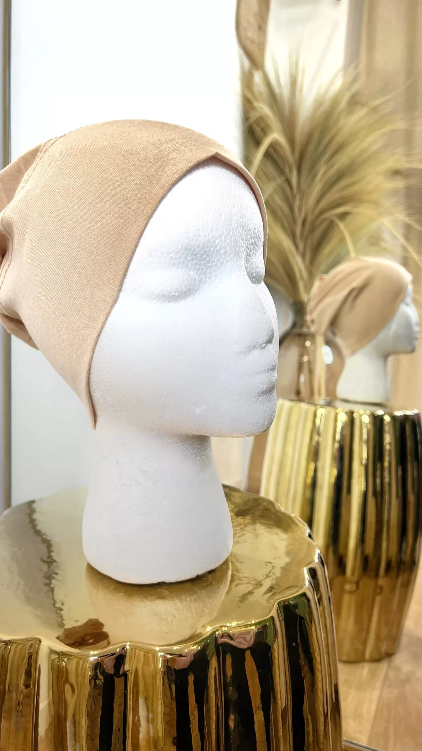 23644465-3295-4E67-BEBF-1CF8E93E4770 Bonnet Tube Fermé Beige Nude – Image 1