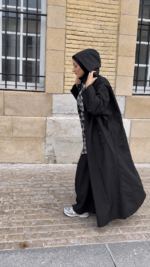 IMPERMÉABLE À CAPUCHE NOIR – Image 2